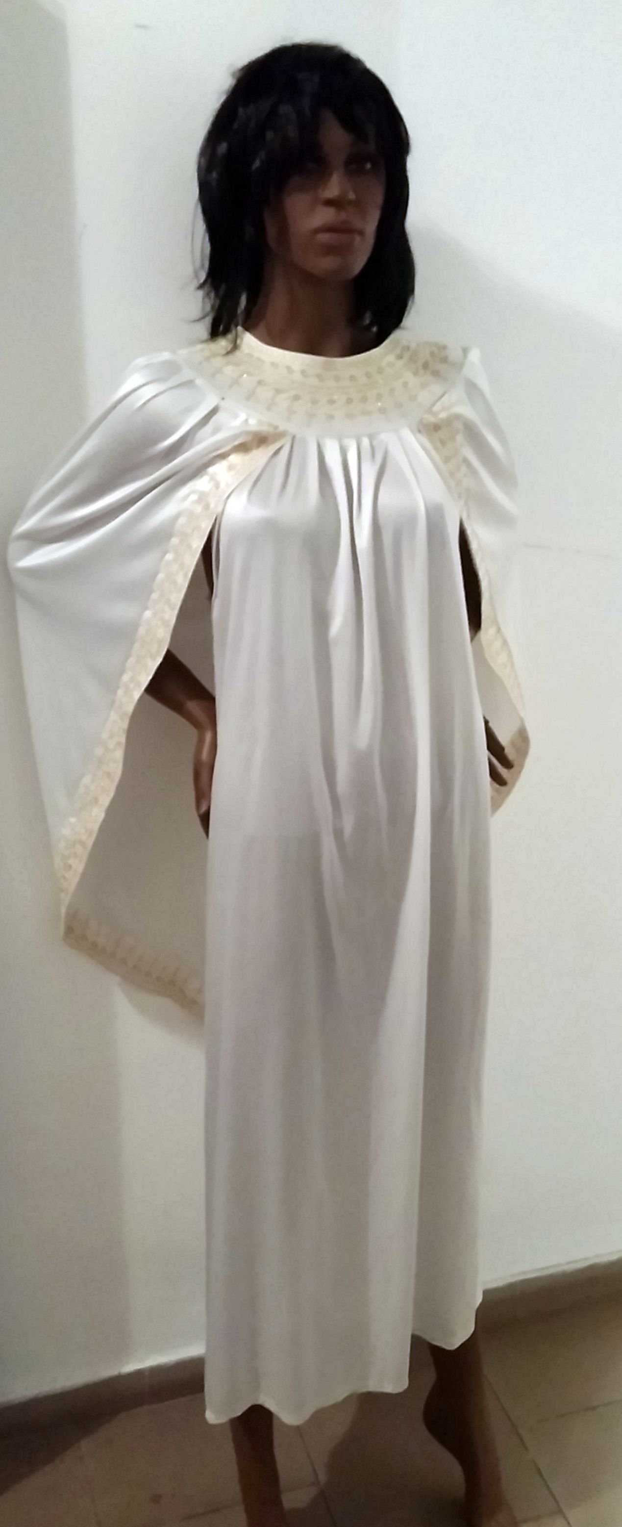 Donna in bianco e Oro